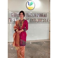 Baju adat Minang berwarna baby pink ini dipilih oleh Loemongga karena sesuai dengan dirinya yang memiliki darah Minang. Baju adat yang dipadukan dengan songket dari Padang ini benar-benar berhasil menarik perhatian setiap orang yang melihatnya. Foto: dok. Instagram @loemongga