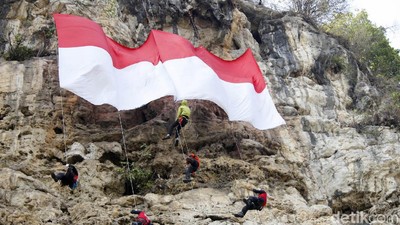 Potret Sang Saka Merah Putih Berkibar di Tebing 48 Citatah