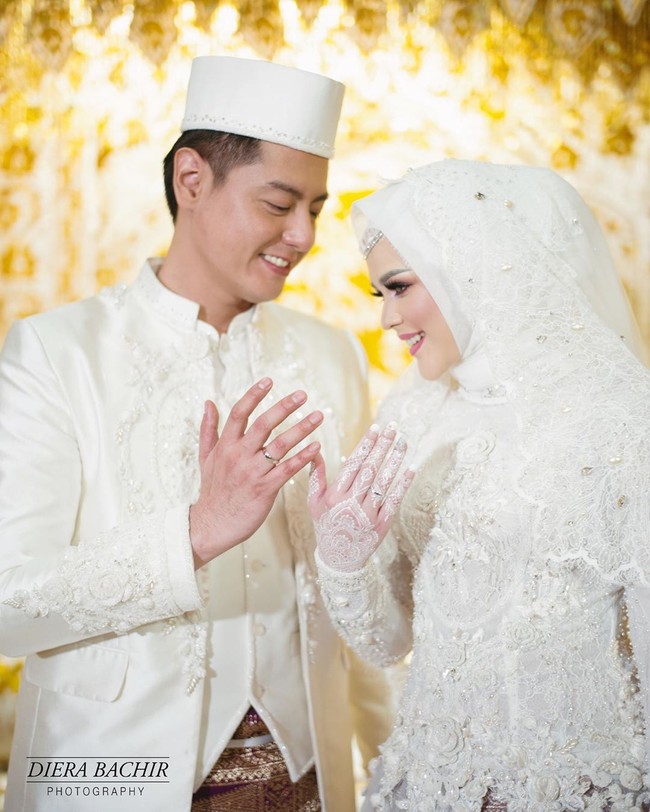 Sementara Roger, aktor yang baru mualaf itu terlihat gagah dengan beskap putih yang juga didesain oleh Ayudya Handari. Foto: Foto: Instagram/Diera Bachir Photography