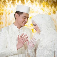 Sementara Roger, aktor yang baru mualaf itu terlihat gagah dengan beskap putih yang juga didesain oleh Ayudya Handari. Foto: Foto: Instagram/Diera Bachir Photography