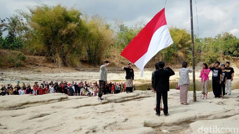 Seniman Purworejo Upacara HUT RI di Dasar Sungai Bogowonto Seniman Purworejo Upacara HUT RI di Dasar Sungai Bogowonto