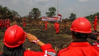 Personel Manggala Agni Daops Pekanbaru menggelar Upacara Bendera HUT ke-74 Kemerdekaan RI di dekat lokasi lahan gambut yang terbakar di Kabupaten Kampar, Riau, Sabtu (17/8/2019).  Antara Foto/Rony Muharrman.