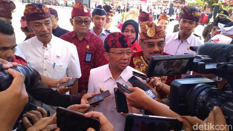 Gubernur Koster Bangga Jokowi Pakai Baju Adat Bali Saat HUT Ke-74 RI Gubernur Koster Bangga Jokowi Pakai Baju Adat Bali Saat HUT Ke-74 RI