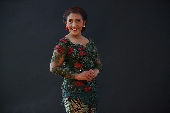 Ini bukan kali pertamanya Menteri Susi memakai busana rancangan Anne Avantie. Kendati sudah berulang kali, ia tak pernah bosan dengan karya desainer yang akrab disapa Bunda Anne itu. Crazy. Its beautiful, puji Susi ketika ditanya tentang rasanya bisa kembali mengenakan kebaya karya Anne.  Foto: Foto: Agung Pambudhhy/Detik