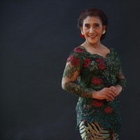 Ini bukan kali pertamanya Menteri Susi memakai busana rancangan Anne Avantie. Kendati sudah berulang kali, ia tak pernah bosan dengan karya desainer yang akrab disapa Bunda Anne itu. Crazy. Its beautiful, puji Susi ketika ditanya tentang rasanya bisa kembali mengenakan kebaya karya Anne.  Foto: Foto: Agung Pambudhhy/Detik