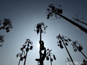 Tentang Panjat Pinang, Lomba Tradisional yang Viral Saat 17 Agustus