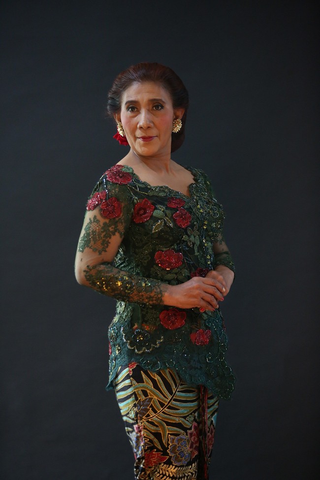 Inilah aksi Menteri Kelautan dan Perikanan Susi Pudjiastuti dalam balutan kebaya karya Anne Avantie saat sesi pemotretan singkat di rumah dinasnya di Jalan Widya Chandra, Jakarta Selatan, sebelum bertolak ke Istana Merdeka untuk menghadiri Upacara HUT ke-74 RI, Sabtu (17/8/2019). Ia dipotret oleh tim dokumentasinya, fotografer dari tim Anne Avantie beserta Wolipop. Foto: Foto: Agung Pambudhhy/Detik