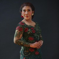 Inilah aksi Menteri Kelautan dan Perikanan Susi Pudjiastuti dalam balutan kebaya karya Anne Avantie saat sesi pemotretan singkat di rumah dinasnya di Jalan Widya Chandra, Jakarta Selatan, sebelum bertolak ke Istana Merdeka untuk menghadiri Upacara HUT ke-74 RI, Sabtu (17/8/2019). Ia dipotret oleh tim dokumentasinya, fotografer dari tim Anne Avantie beserta Wolipop. Foto: Foto: Agung Pambudhhy/Detik