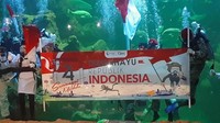 Usai mengibarkan bendera, ia dan kawan-kawannya membentangkan spanduk ucapan Dirghayu RI. (Desi/detikHOT)