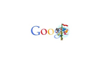 Panjat pinang memang menjadi salah satu lomba yang ikonik pada 17-an. Karenanya pada 2011 tema yang sama dihadirkan pada Google Doodle 2012. Foto: Google