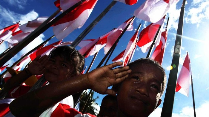 Ratusan Warga pulau terluar indonesia di kepulauan Miangas mengikuti upacara bendera di lapangan Miangas, Kepulauan Miangas, Sulawesi Utara 2052013. Upacara dalam rangka memperingati hari kebangkitan nasional tersebut dipimpin oleh meteri pemuda dan olehr