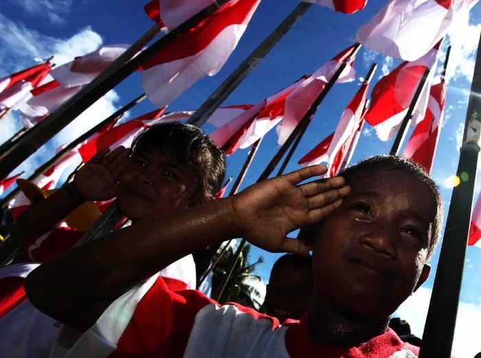 Ratusan Warga pulau terluar indonesia di kepulauan Miangas mengikuti upacara bendera di lapangan Miangas, Kepulauan Miangas, Sulawesi Utara 2052013. Upacara dalam rangka memperingati hari kebangkitan nasional tersebut dipimpin oleh meteri pemuda dan olehr