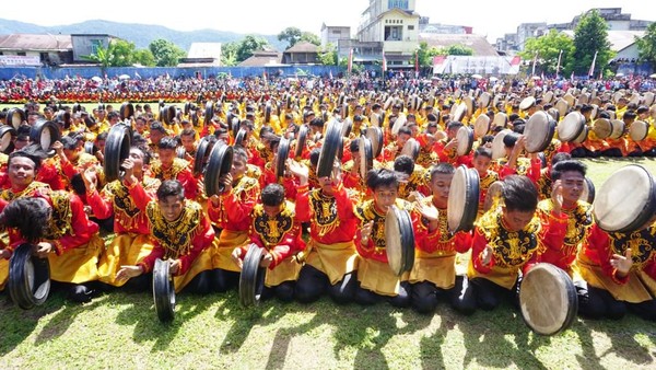 Pertunjukan tari ini digelar di lapangan Persada Blangpidie, Aceh Barat Daya. Tarian Rapai Geleng ini diikuti perwakilan pemuda dari 152 desa di daerah itu. (dok. Istimewa) Pertunjukan tari ini digelar di lapangan Persada Blangpidie, Aceh Barat Daya. Tarian Rapai Geleng ini diikuti perwakilan pemuda dari 152 desa di daerah itu. (dok. Istimewa)