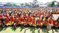 Pertunjukan tari ini digelar di lapangan Persada Blangpidie, Aceh Barat Daya. Tarian Rapai Geleng ini diikuti perwakilan pemuda dari 152 desa di daerah itu. (dok. Istimewa)