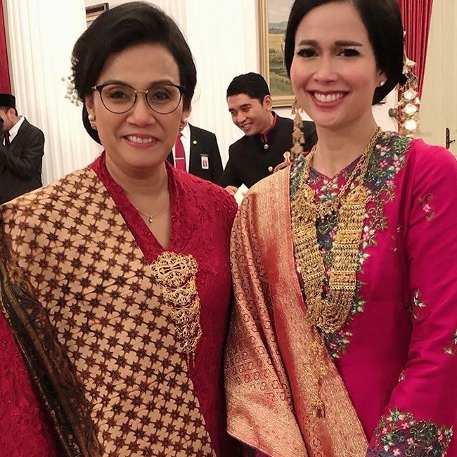 Loemongga tampak berfoto dengan Menteri Keuangan Sri Mulyani. Keduanya anggun dalam balutan busana karya Didiet Maulana. Foto: dok. Instagram @loemongga