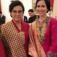 Loemongga tampak berfoto dengan Menteri Keuangan Sri Mulyani. Keduanya anggun dalam balutan busana karya Didiet Maulana. Foto: dok. Instagram @loemongga