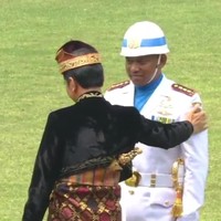 Dari tahun ke tahun Jokowi selalu tampil mengenakan baju adat saat upacara bendera 17 Agustus di Istana Negara. Ia menyebut sudah menggunakan berbagai pakaian adat selama ini.  Foto: Jokowi usai upacara HUT ke-74 RI di Istana (BPMI Setpres)