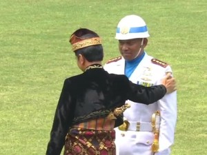 Jokowi Salami Komandan Upacara dan Warga Usai Upacara Detik-detik Proklamasi