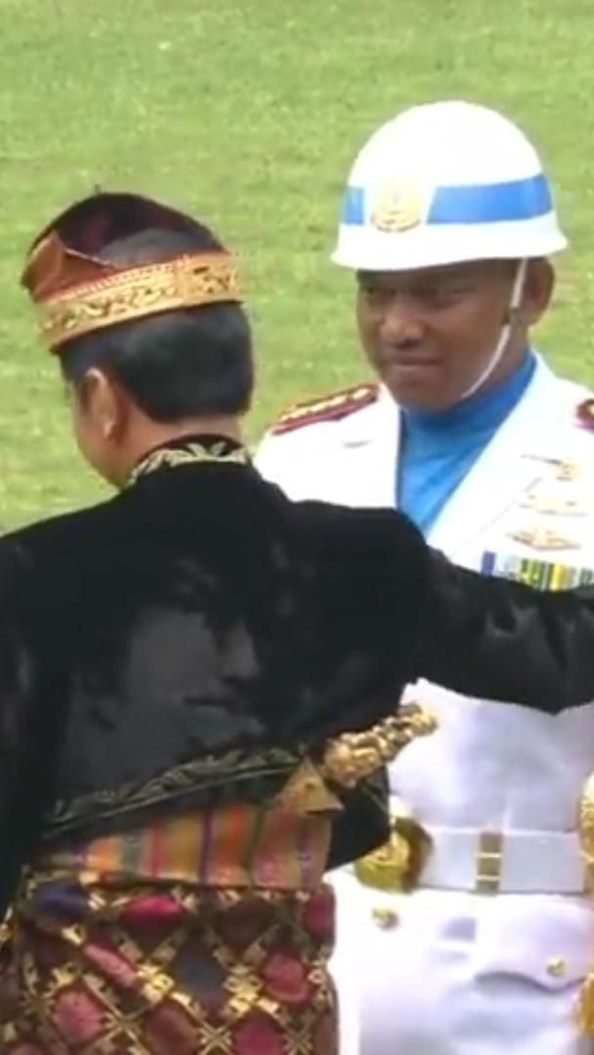 Dari tahun ke tahun Jokowi selalu tampil mengenakan baju adat saat upacara bendera 17 Agustus di Istana Negara. Ia menyebut sudah menggunakan berbagai pakaian adat selama ini.  Foto: Jokowi usai upacara HUT ke-74 RI di Istana (BPMI Setpres)