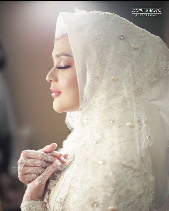 Untuk eyeshadow-nya, sang makeup artist menggunakan nuansa warna pink muda. Disempurnakan dengan lipstik pink senada.  Foto: Foto: Instagram/Diera Bachir Photography