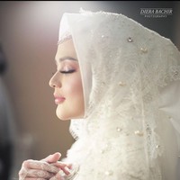 Untuk eyeshadow-nya, sang makeup artist menggunakan nuansa warna pink muda. Disempurnakan dengan lipstik pink senada.  Foto: Foto: Instagram/Diera Bachir Photography