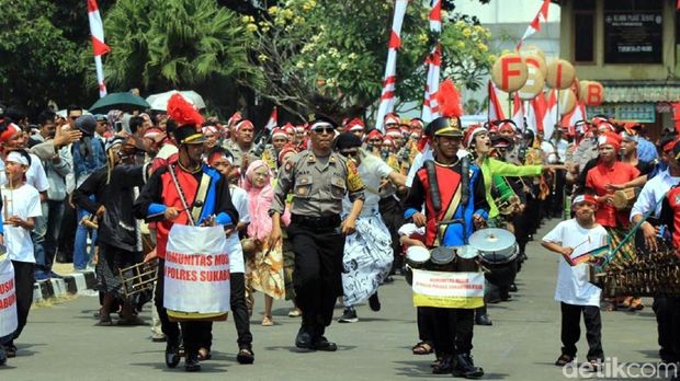 HUT RI di Sukabumi, 5.000 Mangkuk Bubur Ludes Diserbu Warga