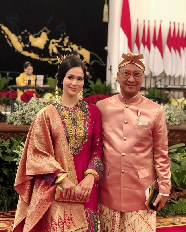 Loemongga terlihat kompak dengan sang suami,  Agus Gumiwang Kartasasmita, yang menggunakan baju adat dengan warna senada. Namun, berbeda dengan sang istri, baju adat yang dikenakan oleh Agus Gumiwang merupakan baju adat Jawa Barat dengan batik khas Sunda yang melambangkan tempat menteri sosial itu berasal.Foto: dok. Instagram @loemongga