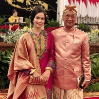 Loemongga terlihat kompak dengan sang suami,  Agus Gumiwang Kartasasmita, yang menggunakan baju adat dengan warna senada. Namun, berbeda dengan sang istri, baju adat yang dikenakan oleh Agus Gumiwang merupakan baju adat Jawa Barat dengan batik khas Sunda yang melambangkan tempat menteri sosial itu berasal.Foto: dok. Instagram @loemongga