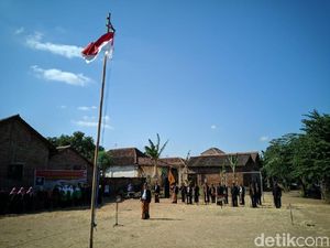 Warga Ponorogo Gelar Upacara HUT RI Kenakan Pakaian Abdi Dalem