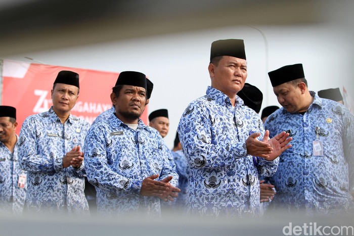 Ribuan PNS DKI Jakarta ikuti upacara HUT ke-74 RI di Pulau D Reklamasi. Sebanyak 75 bus disiapkan untuk mengangkut para pegawai tersebut.