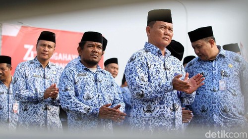 Ribuan PNS DKI Jakarta ikuti upacara HUT ke-74 RI di Pulau D Reklamasi. Sebanyak 75 bus disiapkan untuk mengangkut para pegawai tersebut.