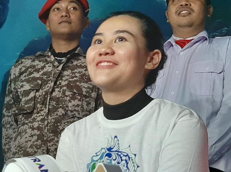 Senyum Aaliyah Massaid Sukses Kibarkan Merah Putih di Dalam Air