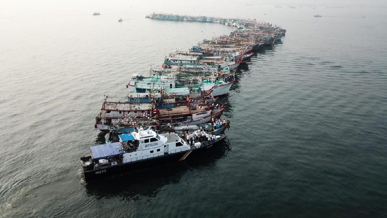 74 Kapal Ikan Jadi Peserta Upacara HUT RI di Perairan Muara Baru Jakut 74 Kapal Ikan Jadi Peserta Upacara HUT RI di Perairan Muara Baru Jakut