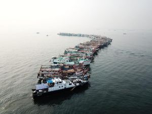 74 Kapal Ikan Jadi Peserta Upacara HUT RI di Perairan Muara Baru Jakut