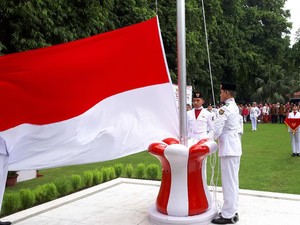 Di Bawah Rintik Hujan, WNI di India Ikuti HUT Ke-74 RI