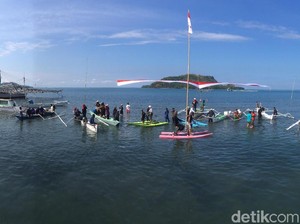 Nelayan dan Pecinta Alam Gelar Upacara Bendera di Laut Polewali Mandar