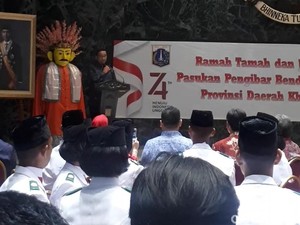 Ramah Tamah Paskibraka, Anies Terima Penghargaan Teratai Putra Indonesia