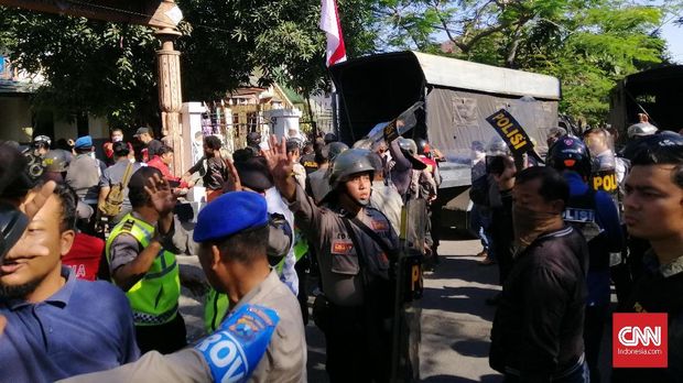 Polisi Bebaskan 43 Mahasiswa Papua di Surabaya