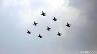 Seketika itu pula orang-orang di Istana melongok ke atas. Langit memang masih sepi, tapi kemudian muncul suara dari salah satu pilot pesawat tempur itu.