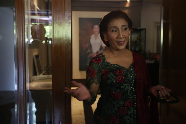 Tak butuh lama bagi Anne untuk menyiapkan keempat busana tersebut karena ia sudah sangat memahami selera sang menteri. Sudah 10 tahun lebih perancang langganan selebriti kondang ini mendesain busana untuk Menteri Susi. Paling beliau hanya kasih rekomendasi warna. Untuk siluet dan model, saya sudah cukup paham seleranya, kata Anne kepada Wolipop di ujung telepon.  Foto: Foto: Agung Pambudhhy/Detik