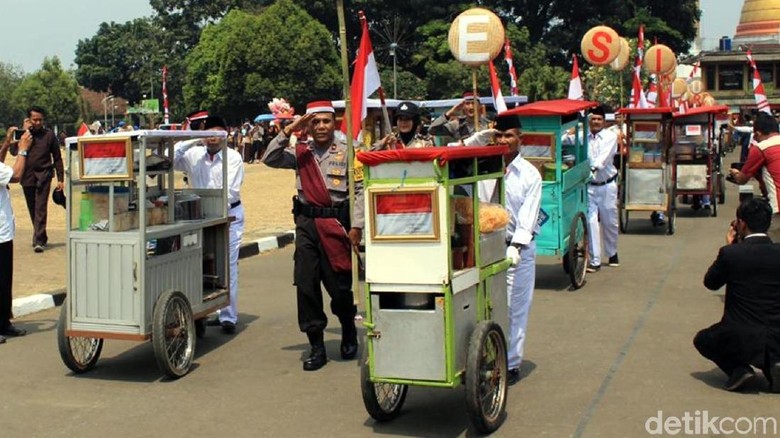 HUT RI di Sukabumi, 5.000 Mangkuk Bubur Ludes Diserbu Warga HUT RI di Sukabumi, 5.000 Mangkuk Bubur Ludes Diserbu Warga