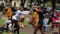 Drama kolosal bertemakan Peristiwa Perobekan Bendera di Hotel Yamoto” ditampilkan pada peringatan HUT ke-74 RI itu untuk mengenang perjuangan pemuda pemudi Indonesia merebut kemerdekaan dari tangan penjajah. Antara Foto/Rahmad.