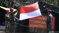 Sebelum mengikuti beragam perlombaan, para prajurit korps Marinir TNI AL dan Marinir Amerika Serikat (USMC) mengikuti upacara peringatan HUT ke-74 Republik Indonesia.