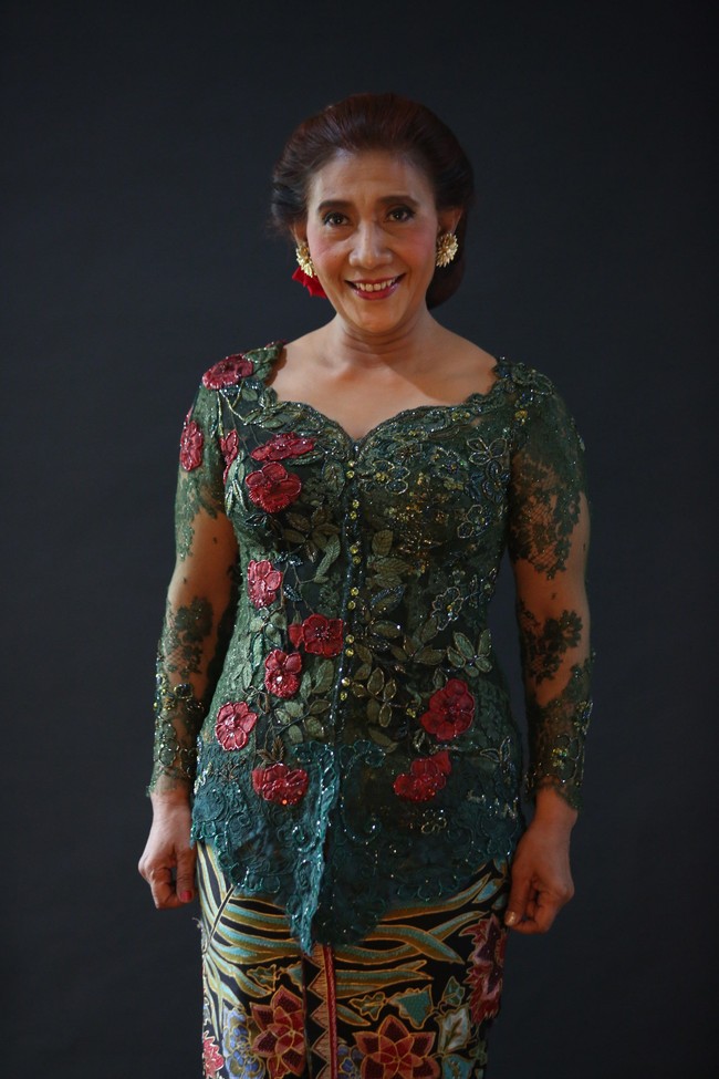 Turut menyempurnakan gayanya, riasan yang maksimal dengan sanggul khas perempuan Jawa. Jacky Timurtius, makeup artist yang menangani Menteri Susi saat itu, mengatakan konsep riasan dibuat sesederhana mungkin. Ibu Susi ingin tampilan yang natural dan tidak mengubah bentuk wajahnya, kata perias yang sudah hampir lima tahun menjadi langganan Menteri Susi.  Foto: Foto: Agung Pambudhhy/Detik