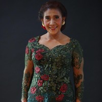 Turut menyempurnakan gayanya, riasan yang maksimal dengan sanggul khas perempuan Jawa. Jacky Timurtius, makeup artist yang menangani Menteri Susi saat itu, mengatakan konsep riasan dibuat sesederhana mungkin. Ibu Susi ingin tampilan yang natural dan tidak mengubah bentuk wajahnya, kata perias yang sudah hampir lima tahun menjadi langganan Menteri Susi.  Foto: Foto: Agung Pambudhhy/Detik