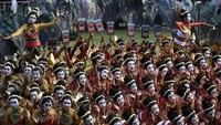 Sejumlah penari mementaskan Tari Thengul asal Bojonegoro dalam Upacara Penurunan Bendera Merah Putih di Istana Merdeka, Jakarta, Sabtu (17/8/2019).