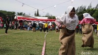 Salah satu permainan yang diikuti oleh anak-anak adalah lomba balap karung. Anak-anak tersebut beradu kecepatan agar dapat memenangkan perlombaan tersebut.