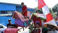 Pantauan detikcom, Sabtu (17/8/2019) di Jalan Raya Majalaya-Cicalengka, lebih dari 50 group melakukan pawai berangkat dari kampungnya masing-masing menuju lapangan Upacara Kecamatan Paseh.