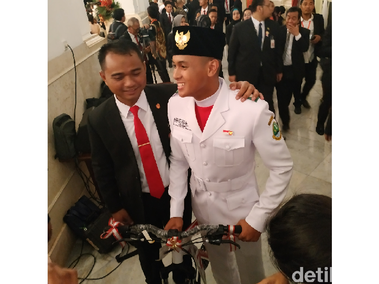 Grogi Kibarkan Bendera, Rangga Tak Menyangka Dapat Sepeda dari Jokowi Grogi Kibarkan Bendera, Rangga Tak Menyangka Dapat Sepeda dari Jokowi