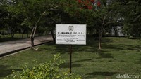 Tidak ada nisan di sana, karena sulitnya mengenali korban dan terbatasnya waktu.